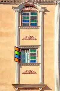 台山 | 百年騎樓裡極具特色的玻璃窗