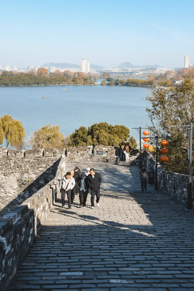 600年もの間揺るがずそびえ立つ、南京明城壁の観光ガイド