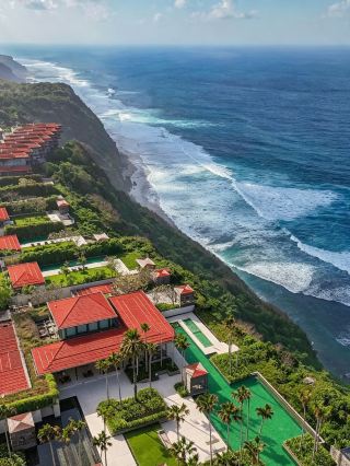 A minimalist retreat perched on a cliff, coexisting with the mountains and the sea.