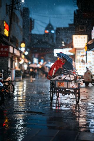 On a rainy night with a typhoon and heavy storm in the old city of Hefei