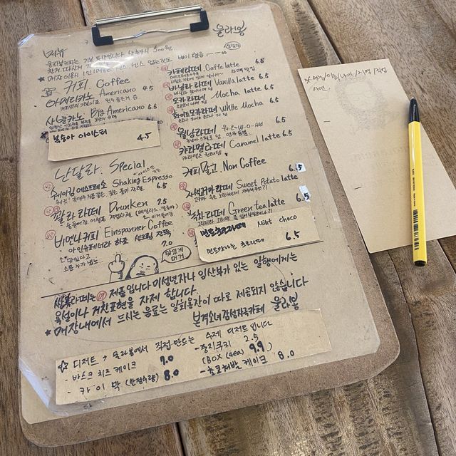 쌍욕라떼로 유명한 이색카페, 울라봉 cafe&pub