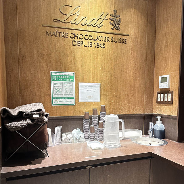 Taste more of Lindt in this Chocolat Boutique