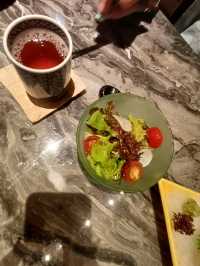 集綿招牌炸海鮮天婦羅，味噌湯，最後是袖子沙冰球，非常美味！