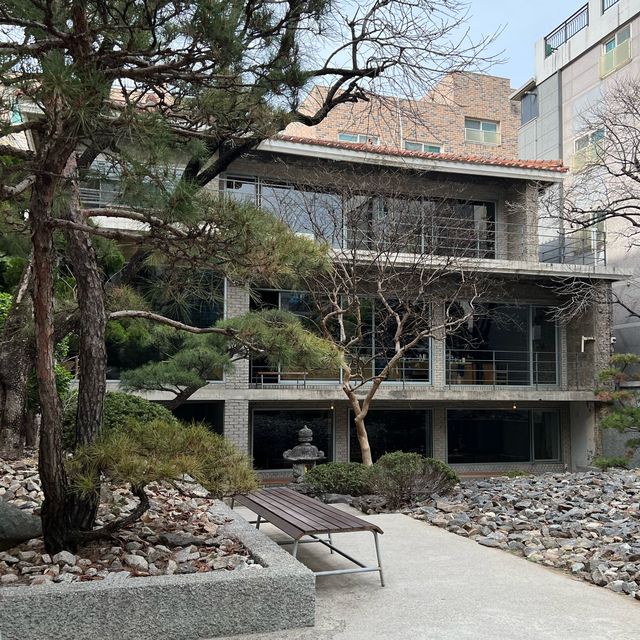 조용한 도심 속 대형카페, 앤트러사이트 서교점