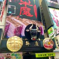 大阪観光スポット！道頓堀のえびす橋から続く道には派手なおもしろ看板が！めっちゃ元気でます