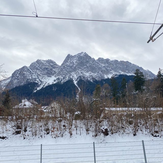 Garmisch PartenkirchenからZugspitzeまでの登山列車の車窓から