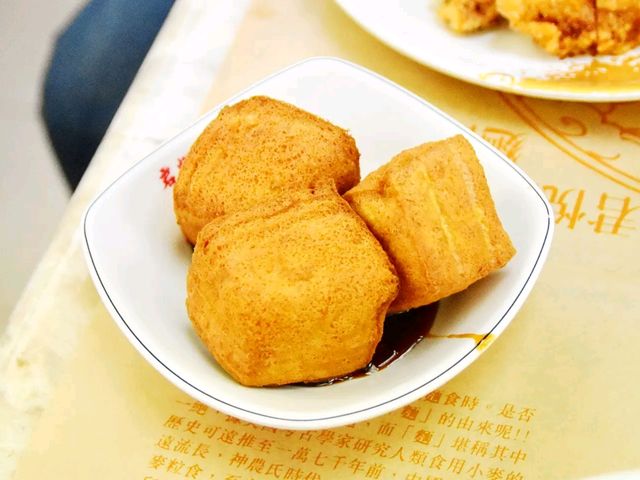 우리와 비슷한 돼지갈비찜을 메인으로 대만식 백반을 즐길 수 있는 쥔유에파이구 君悦排骨