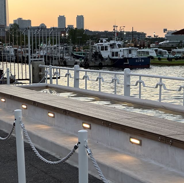 【横浜】山下公園の新名物、海沿いの足湯スポット&THE WHARF HOUSE
