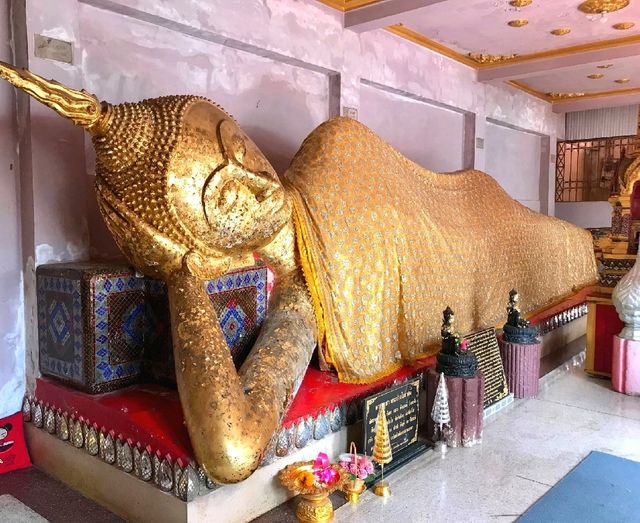 วัดมหาธาตุวรวิหาร สีสันแห่งแสงทวาราวดี