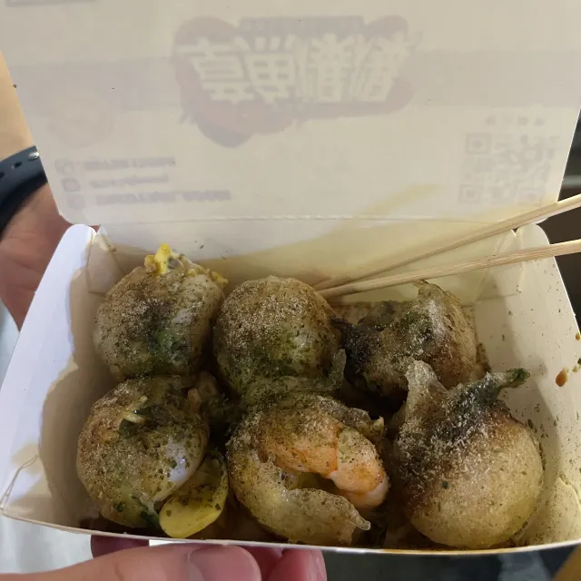 瑞豐夜市的地瓜球攤，紙盒裡裝著現炸的地瓜球與芝麻球