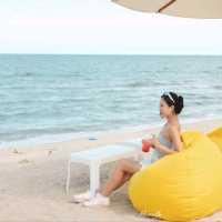 คาเฟ่สุดชิล สีสันสดใส ริมชายหาดชะอำ