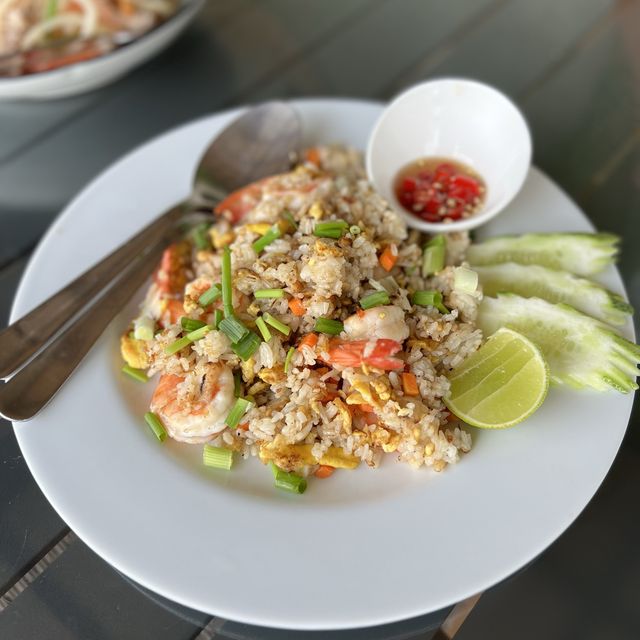 มื้อกลางวันสุดฟิน กับวิวอ่าวบางเบ้า เกาะช้าง
