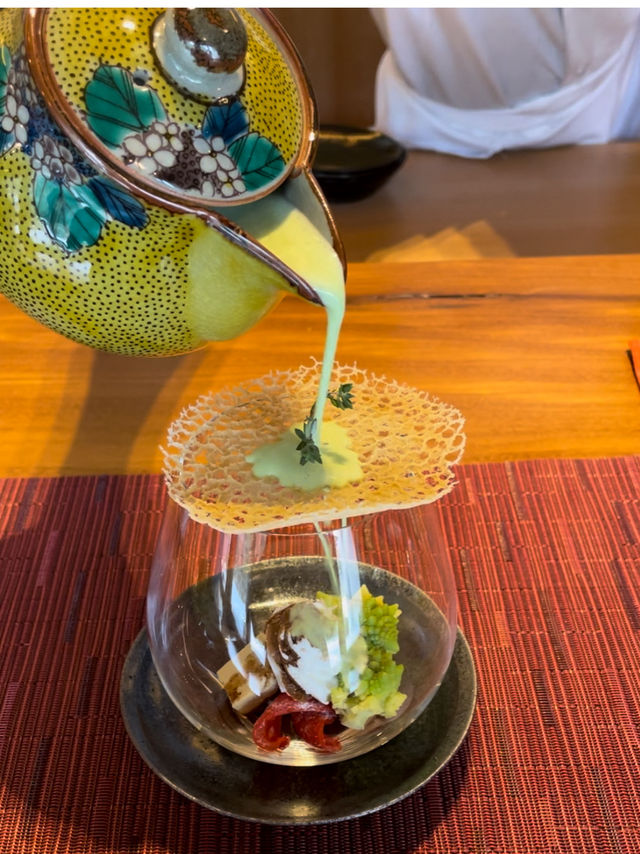 那珂川のせせらぎを背に創作に満ちたお料理が魅力