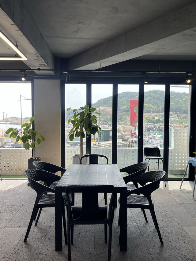 기장 오션뷰 야외 테이블이 있는 대형 카페 
