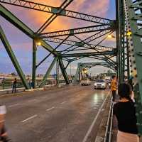 ถ่ายรูปเล่นกันที่สะพานพุทธ