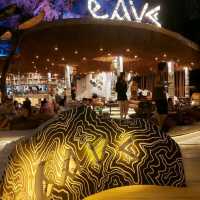 ชิลยามเย็นที่ Cave Beach Club พัทยา