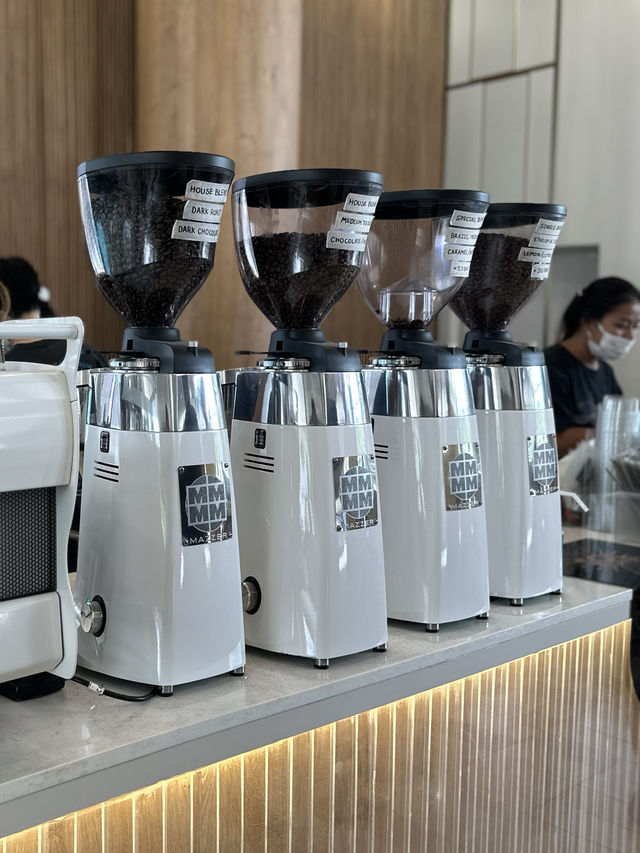☕️คาเฟ่มินิมอล มีดีมีกาแฟถึง 4 ชนิด & ราคาเป็นมิตร