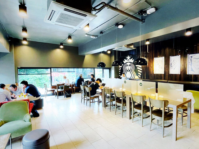 臺中西屯 店員十分親切的一間咖啡館 STARBUCKS 星巴克 (朝富門市)