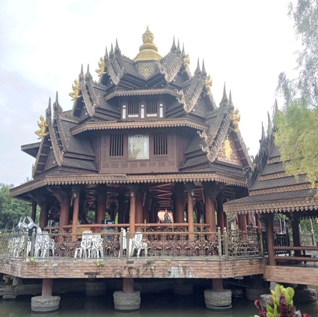 ปราสาทจตุรมุขพุทธภูมิ อุโบสถแก้ว