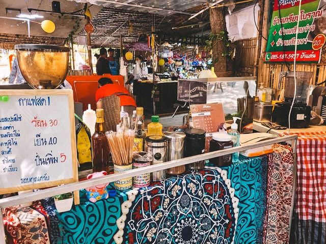 ตลาดร่มไม้ชายน้ำ วัดพระลอย