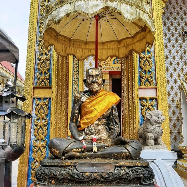 สักการะหลวงพ่อเกศจำปาศรี ที่วัดนิมมานรดี