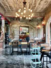  Cafe Laura Bar & Restaurant 🍰