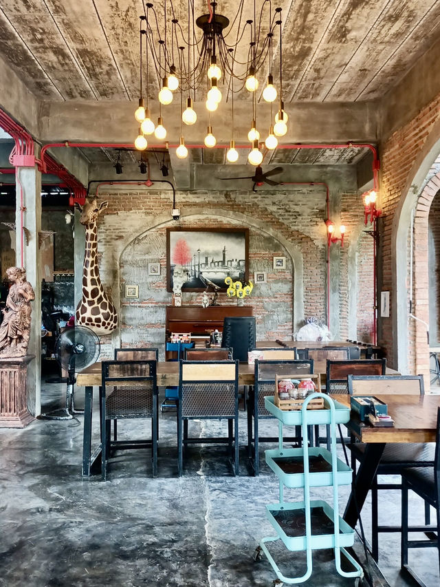  Cafe Laura Bar & Restaurant 🍰