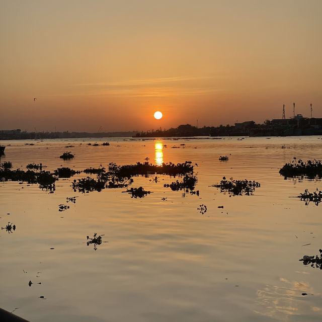 Một ngày mới Bình minh trên sông Tiền