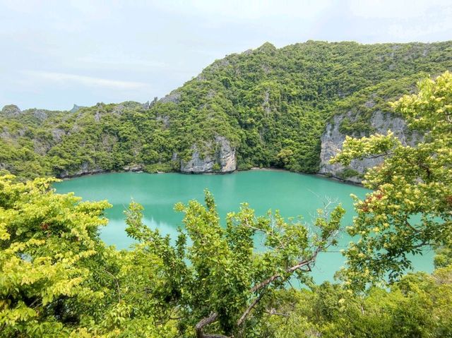 ทะเลใน เกาะแม่เกาะ อุทยานแห่งชาติหมู่เกาะอ่างทอง