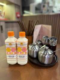 傳統粉麵配特製雞白湯可以飲哂嘅湯底，午市下午茶之選