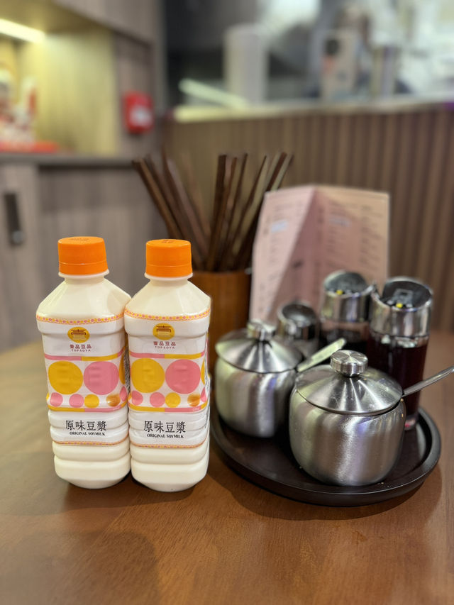 傳統粉麵配特製雞白湯可以飲哂嘅湯底，午市下午茶之選