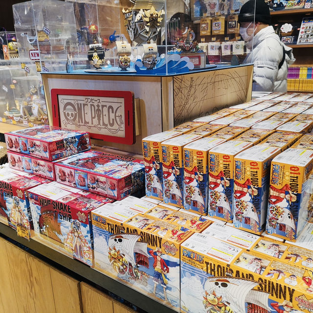 Exploring the Mugiwara Store in Tokyo Tower!