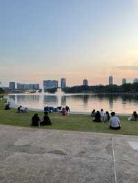 "城市綠洲：曼谷班嘉奇蒂公園的寧靜之美"
