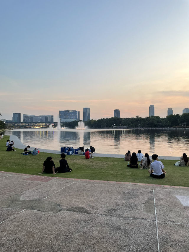 "城市綠洲：曼谷班嘉奇蒂公園的寧靜之美"