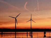 高美濕地-夕陽的美景與風力發電的風車相映成趣
