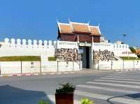 ไหว้ขอพร อนุสาวรีย์ท้าวสุรนารี (ย่าโม) นครราชสีมา