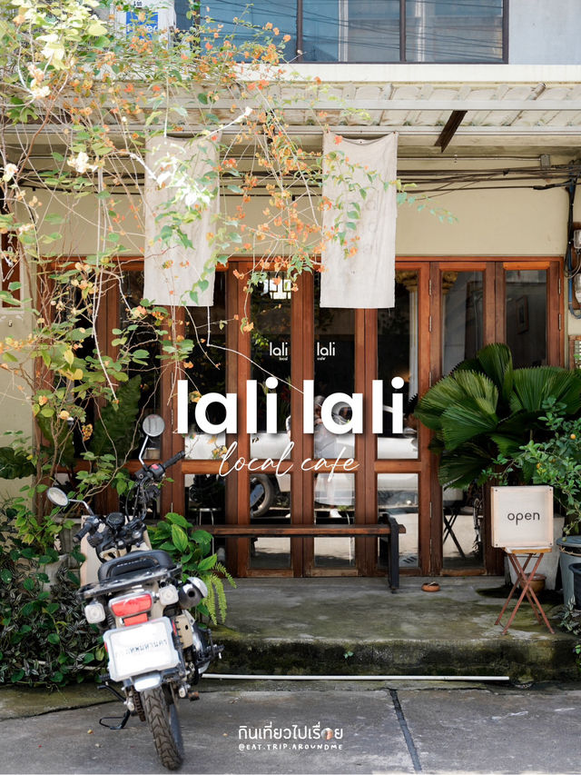 lali lali คาเฟ่ไม้สุดอบอุ่น ใกล้ มศว องครักษ์