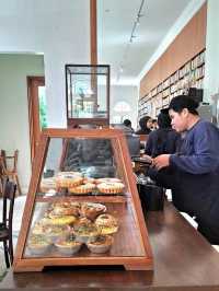 DREAMY CAFE, WHERE BOOKS, COFFEE AND VIBES UNITE !