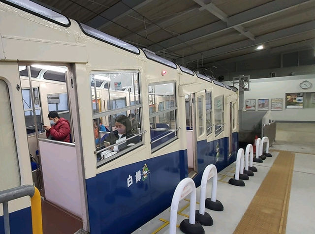 日本奈良生駒山，搭乘可愛動物纜車遊山趣