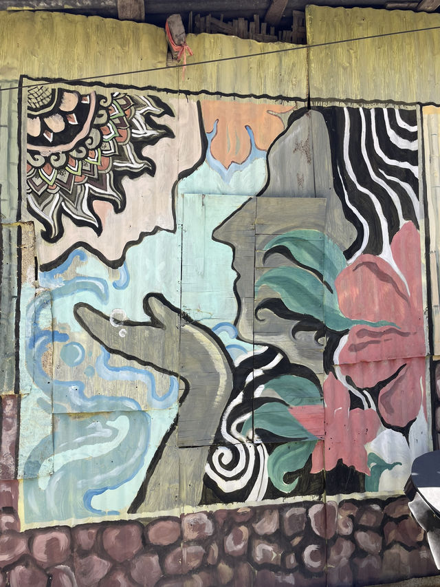 Street Art Surprise in Waingapu: A Café with Stories on Its Walls 🎨👀