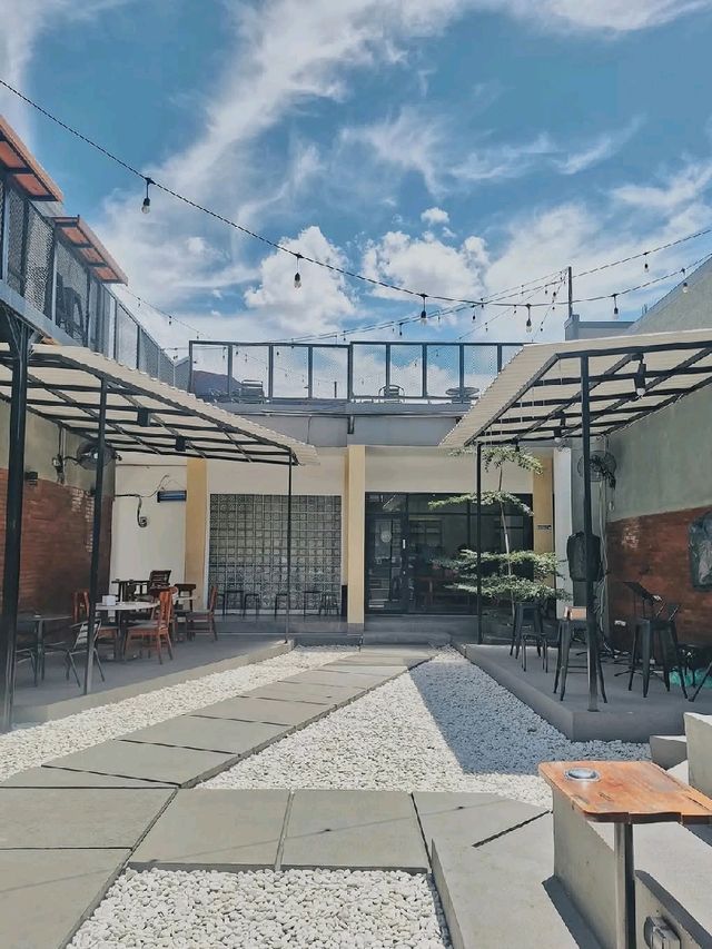 LOYALATTE COFFEE & EATERY