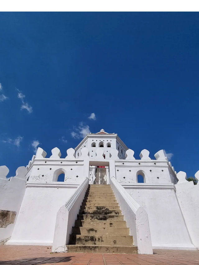 Phra Sumen Fort
