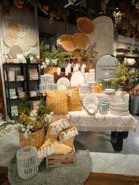 Cozy Shopping Experience at Hooga