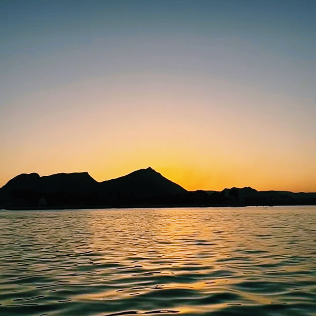 ウダイプールの青い湖でボートクルーズを満喫🚤✨