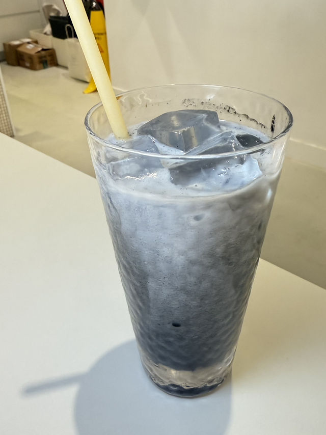 白色主題餐廳的驚喜，拉花品味，藝術嘅結合