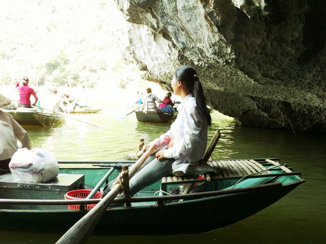 ล่องเรือกลางหุบเขา สัมผัสเสน่ห์ธรรมชาติที่ Tam Coc