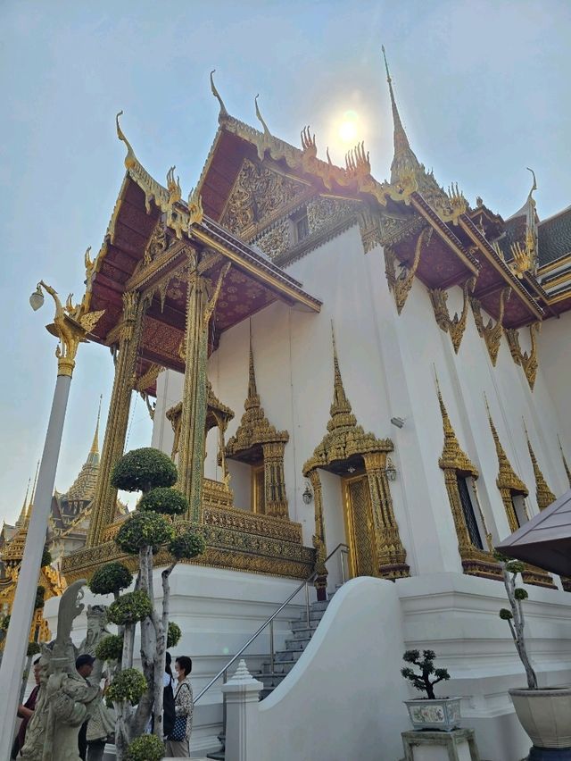 พาเยี่ยมชมพระบรมมหาราชวังและวัดพระศรีรัตนศาสดาราม