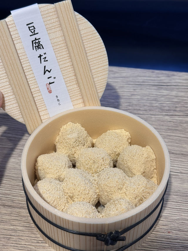 日和山火山噴發所形成地獄谷🤩
