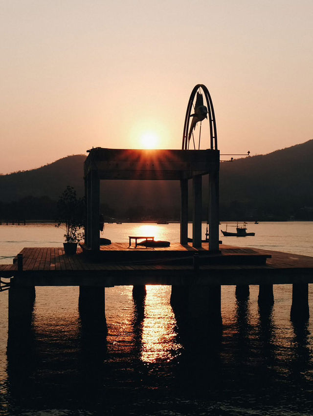 นั่งมองวิวทะเลแล้วมันฮีลใจ 🧡🌊