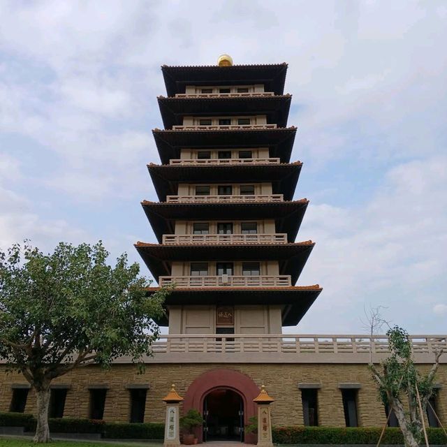 佛光山佛陀紀念館｜「宗教聖地中的櫻花雅韻」